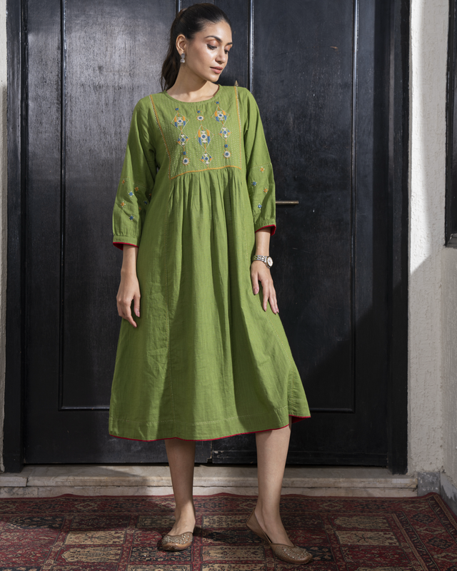 Paheli Green Front-Yoke Cotton Kurta With Pakka Hand Embroidery – Rangsutra