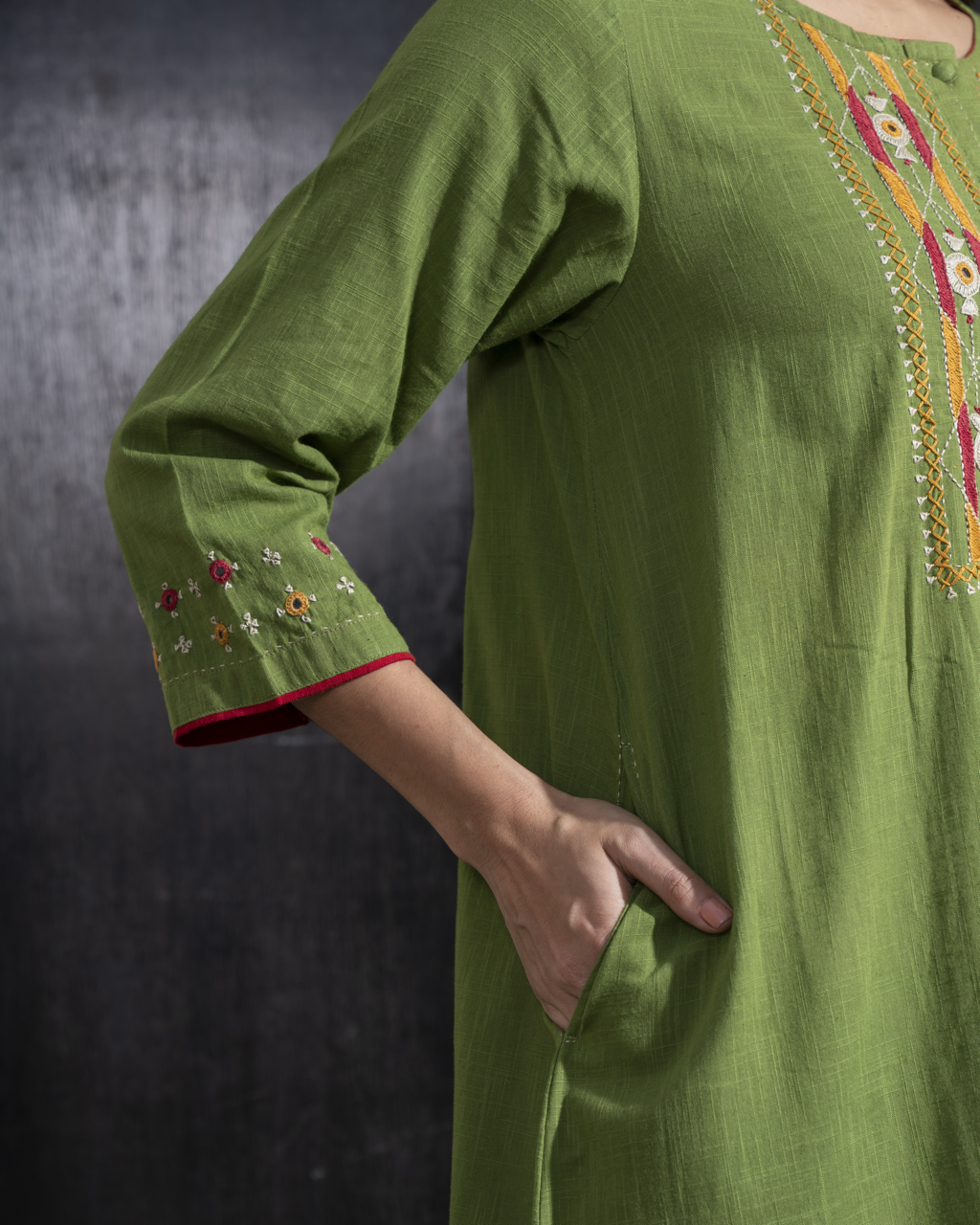 Paheli Green Straight-Fit Cotton Kurta With Pakka Hand Embroidery