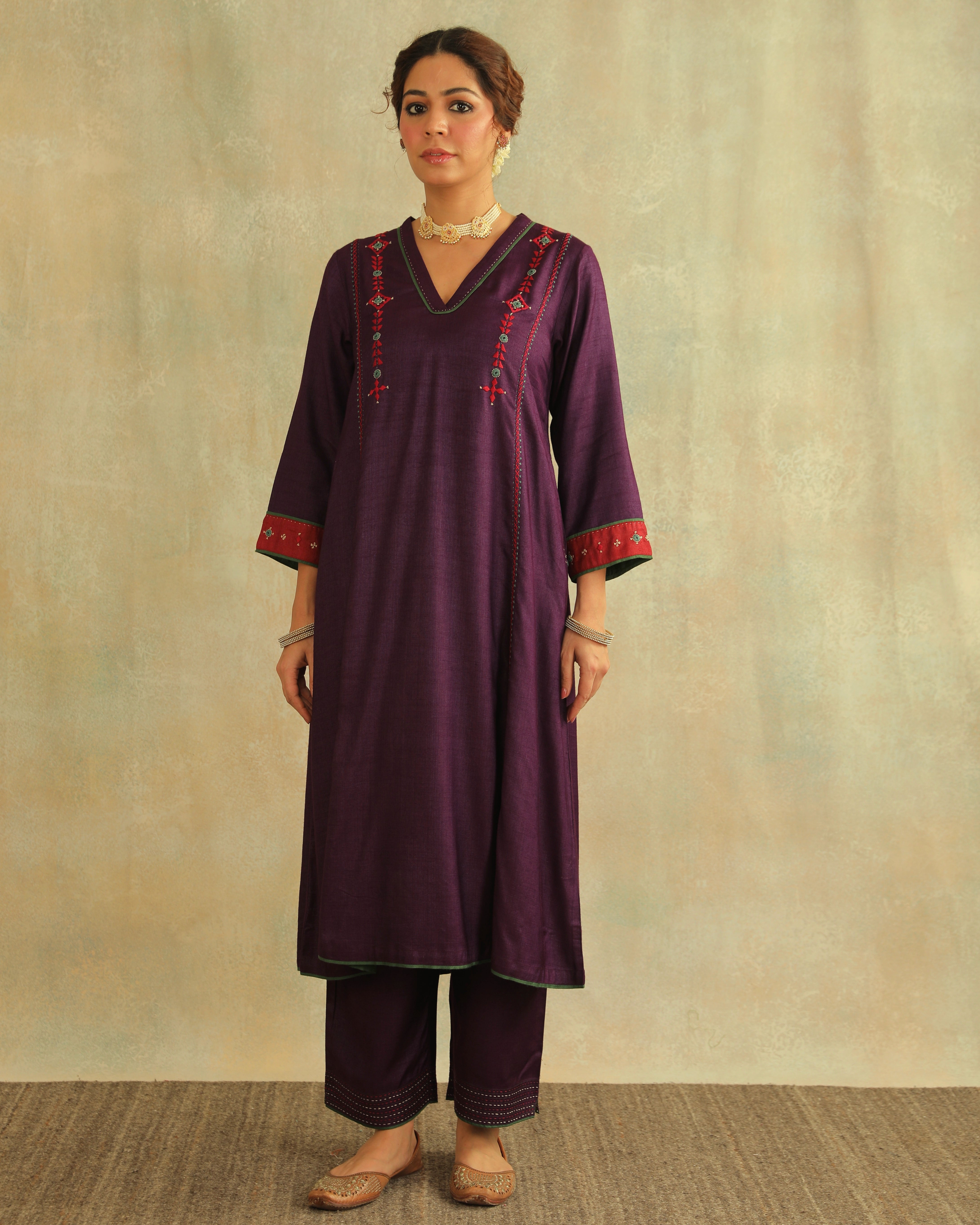 Pratha Jamuni V-Neck Cotton-Silk Kurta With Soof Hand Embroidery