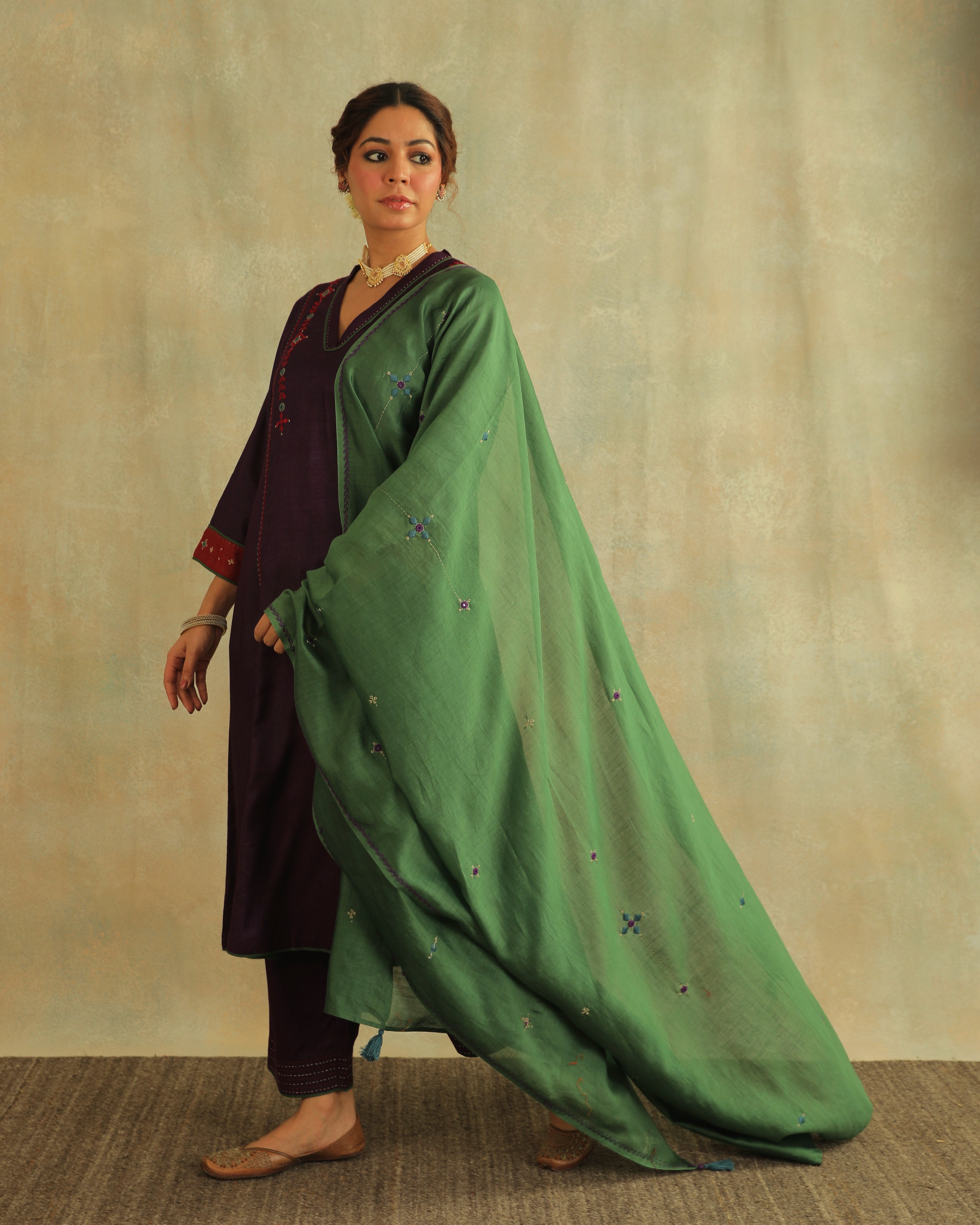 Pratha Jamuni V-Neck Cotton-Silk Kurta With Soof Hand Embroidery
