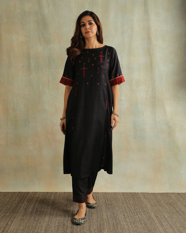 Pratha Black Round-Neck Cotton-Silk Kurta With Soof Hand Embroidery