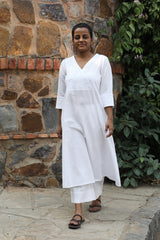 Ishanvi Chikankari Embroidered V-Necked Kurta