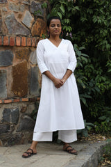 Ishanvi Chikankari Embroidered V-Necked Kurta