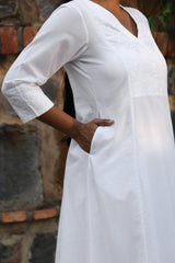 Ishanvi Chikankari Embroidered V-Necked Kurta